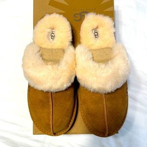 Ugh size 5 slipper. Chestnut. New in box.